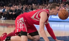 九游体育官方入口-篮球场上一幕奇观，球员运球时突然失误滑倒的简单介绍