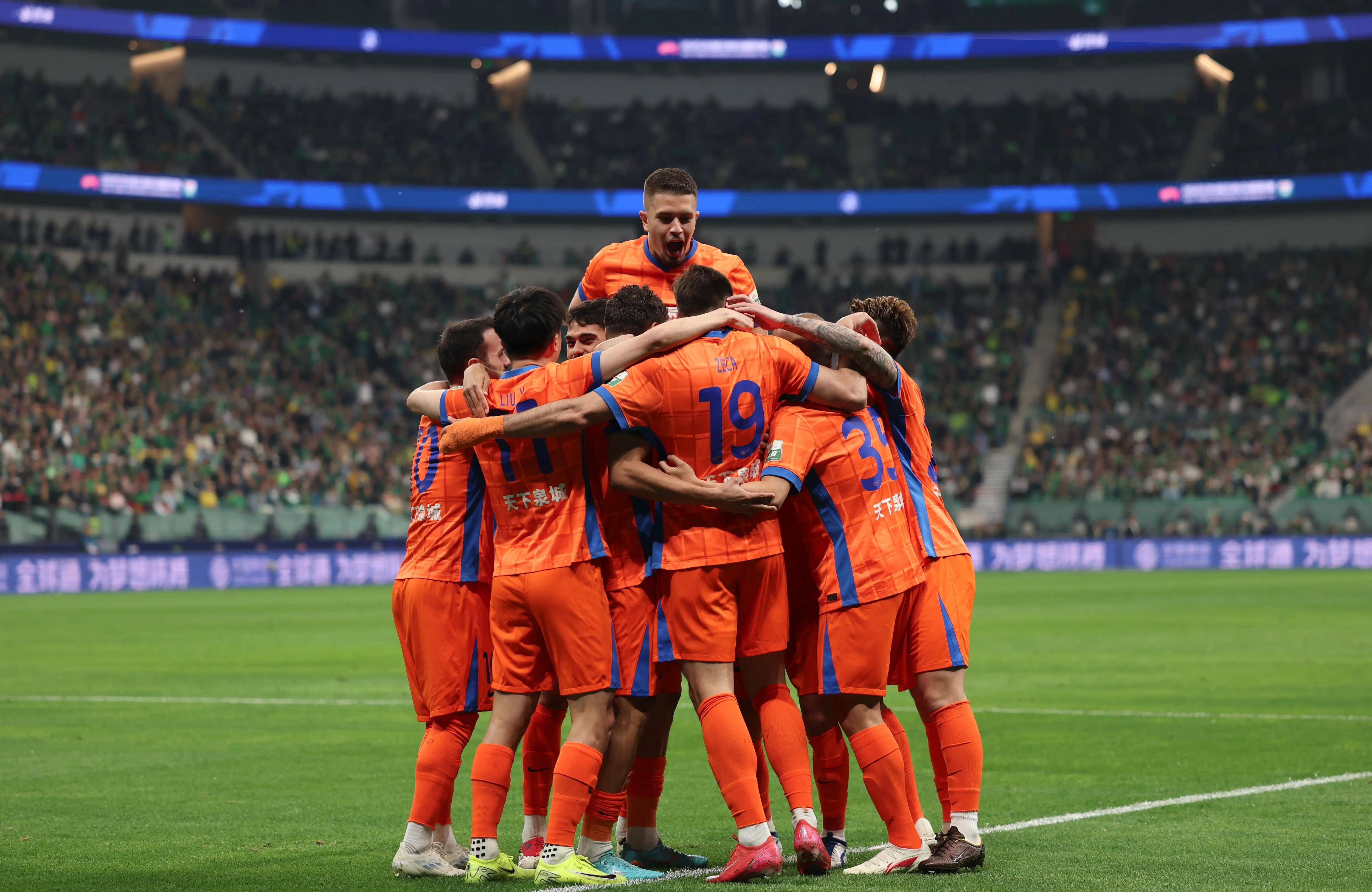 劲敌对碰：豪门球队比赛中展现出的激烈角逐令人印象深刻的简单介绍