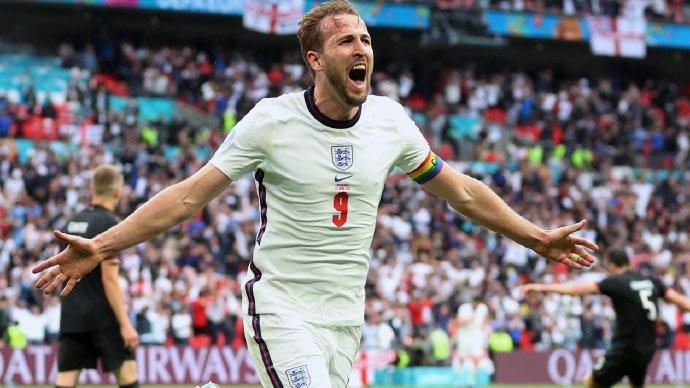 关于强队遭遇连败，热议教练战术能否扭转颓势的信息