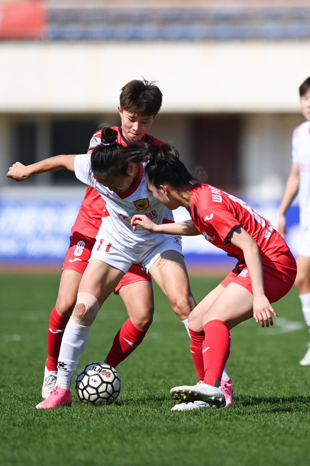 关于热门足球新闻:女子比赛中的精彩进球!的信息 关于热门足球新闻:女子比赛中的精彩进球!的信息