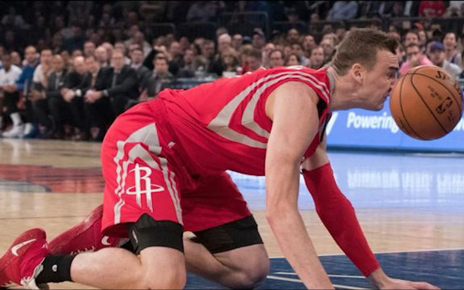 篮球场上一幕奇观,球员运球时突然失误滑倒的简单介绍 篮球场上一幕奇观,球员运球时突然失误滑倒的简单介绍