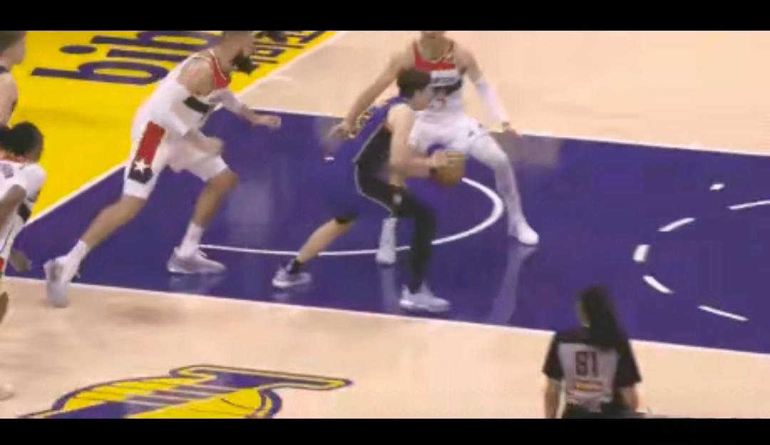 篮球场上一幕奇观,球员运球时突然失误滑倒的简单介绍 篮球场上一幕奇观,球员运球时突然失误滑倒的简单介绍