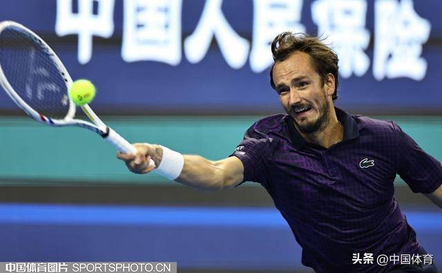 西班牙网球队碾压英国网球队,梅德韦杰夫关键制胜的简单介绍 西班牙网球队碾压英国网球队,梅德韦杰夫关键制胜的简单介绍