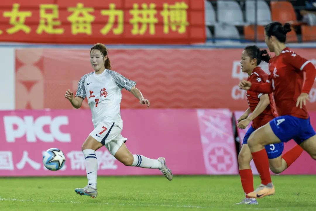 包含职业女子足球联赛即将拉开帷幕，球队准备迎击强敌的词条