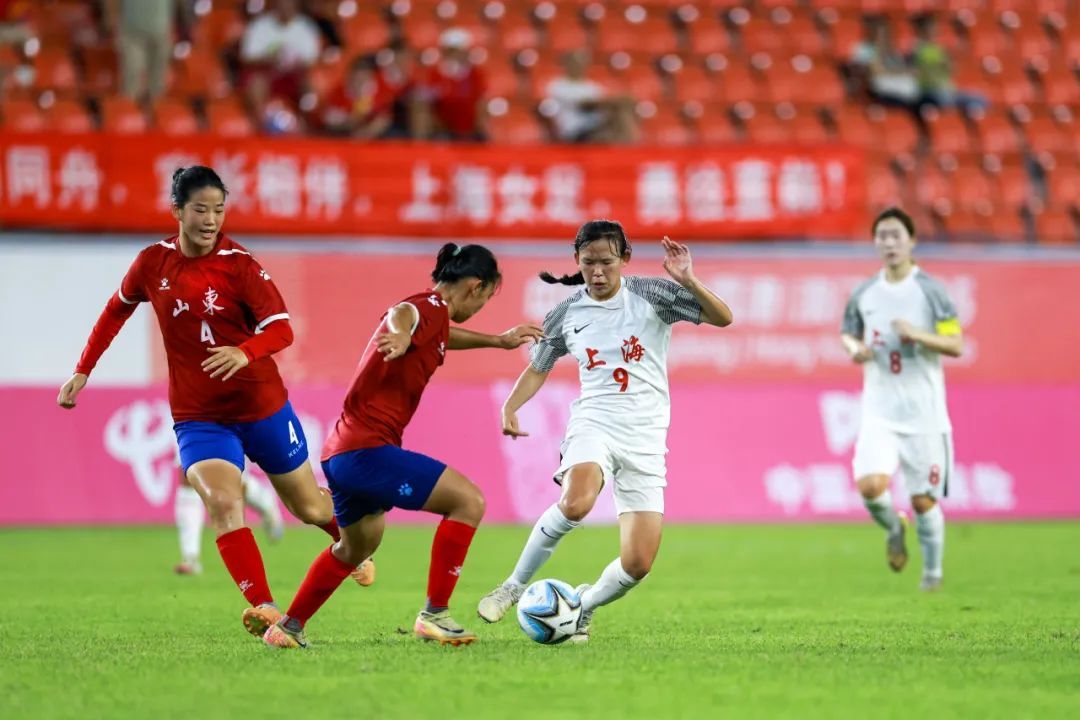 包含职业女子足球联赛即将拉开帷幕，球队准备迎击强敌的词条