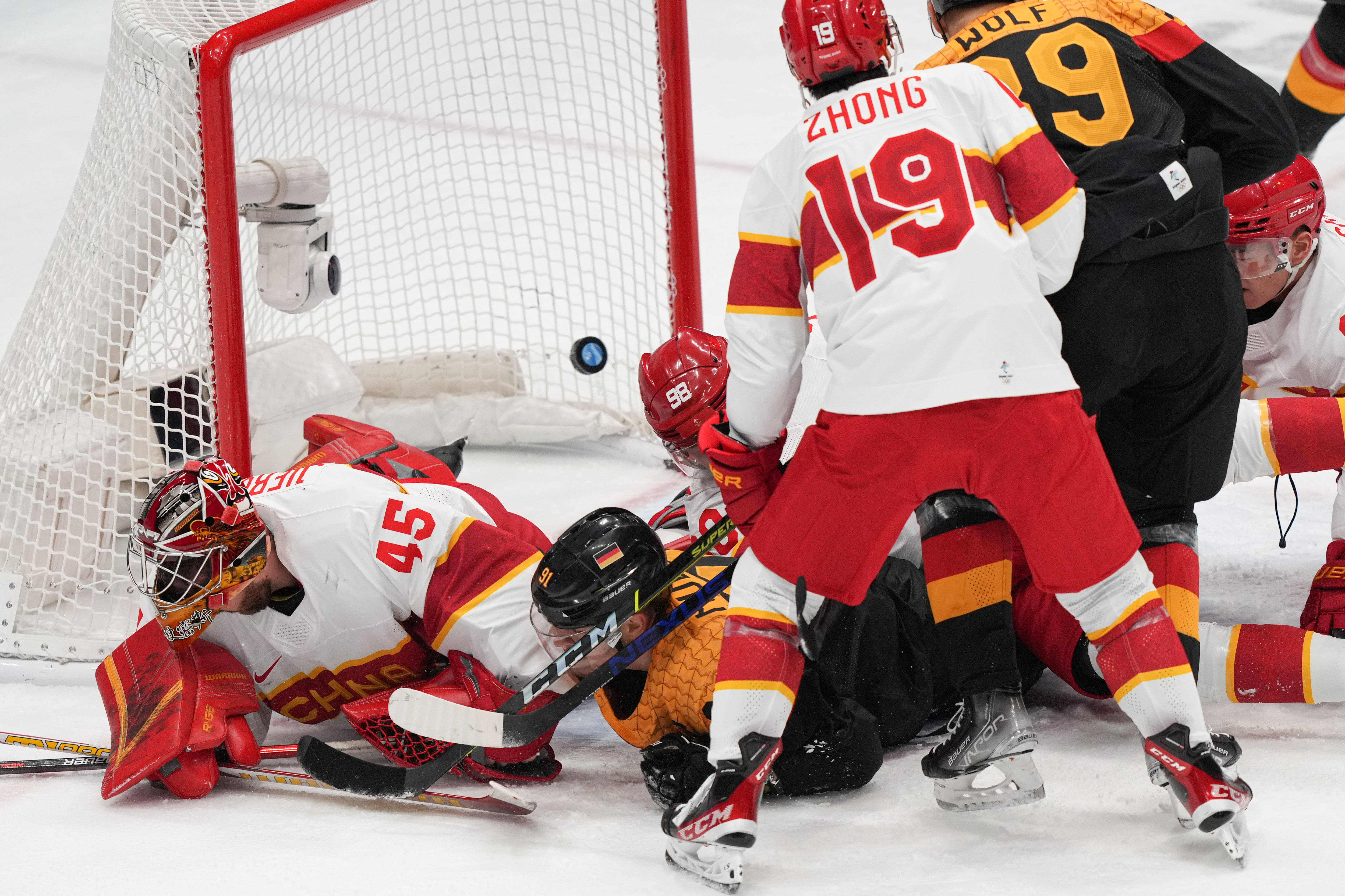 瑞典冰球队实现历史性突破，露出笑容的简单介绍