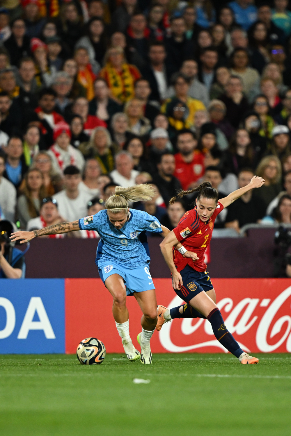 西班牙女足联赛决赛场上现独特风采