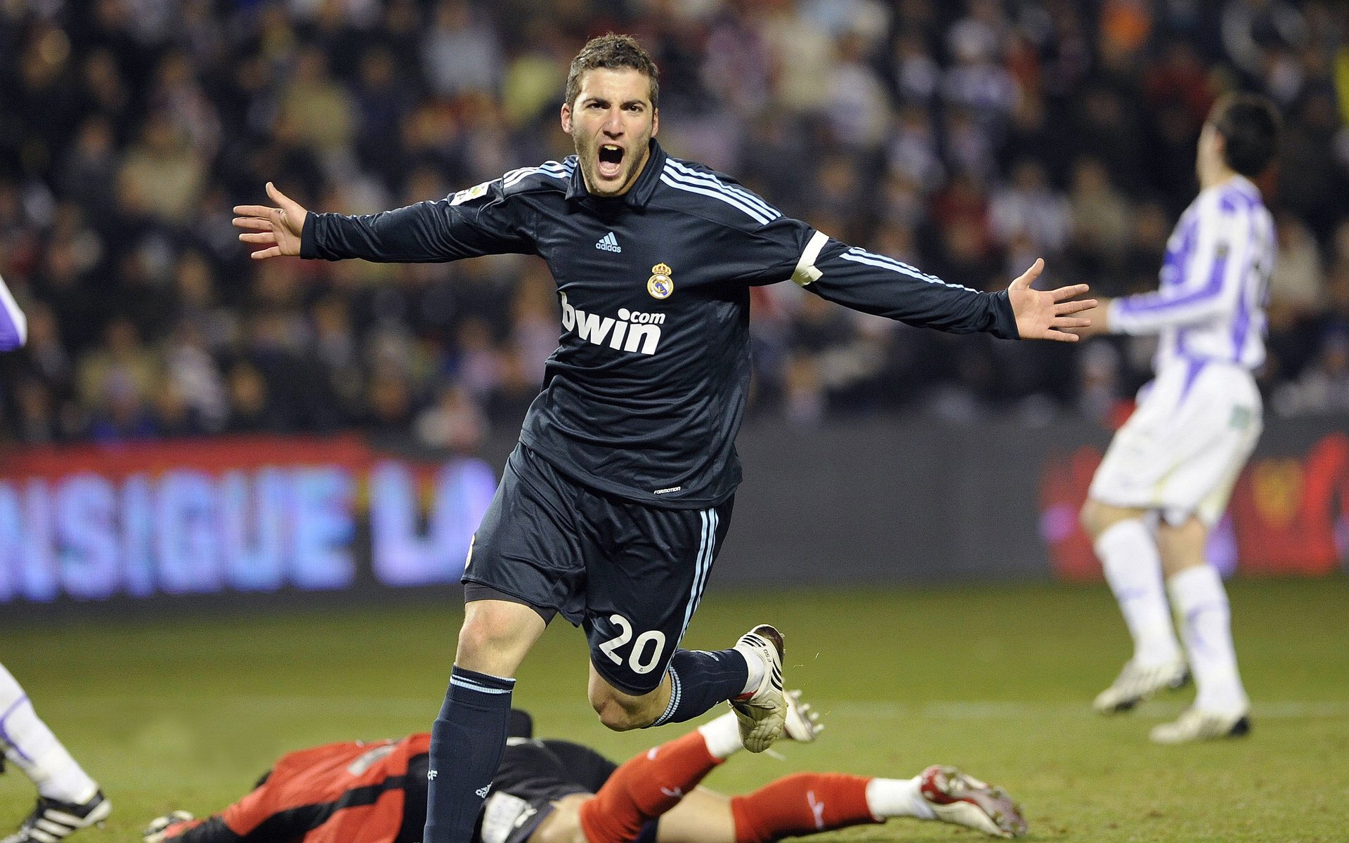 德甲争冠战成焦点，皇马爆冷启示录，哥斯达黎加式逆袭能否再现足坛？